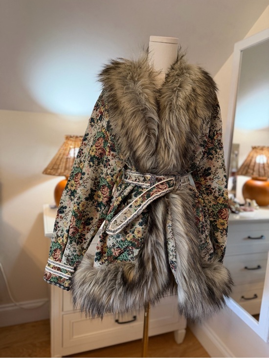 HEMANT & NANDITA Jackets & Blazers - HEMANT & NANDITA Floral Belted Cape with Faux-Fur Trim - Beige Multi